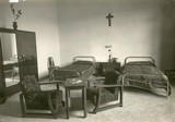 <div class=lightGallery-captions><p>Imagen de una de las habitaciones del Sanatorio `Nuestra Señora del Carmen`</p><p>Habitación del segundo sanatorio de la mutua denominado `Nuestra Señora del Carmen` situado en la Plaza de San Justo (Toledo)</p><h4>Material cedido por 072 - SOLIMAT</h4><span>1946</span></div>